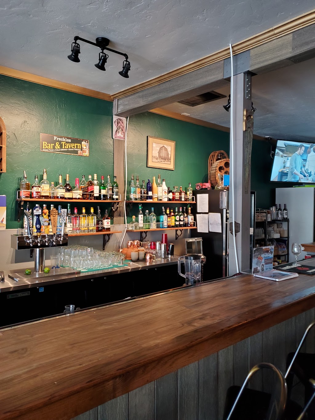 Freckles Kitchen & Tavern | restaurant | 1839 Mentone Blvd, Mentone, CA 92359, USA | 9098101221 OR +1 909-810-1221