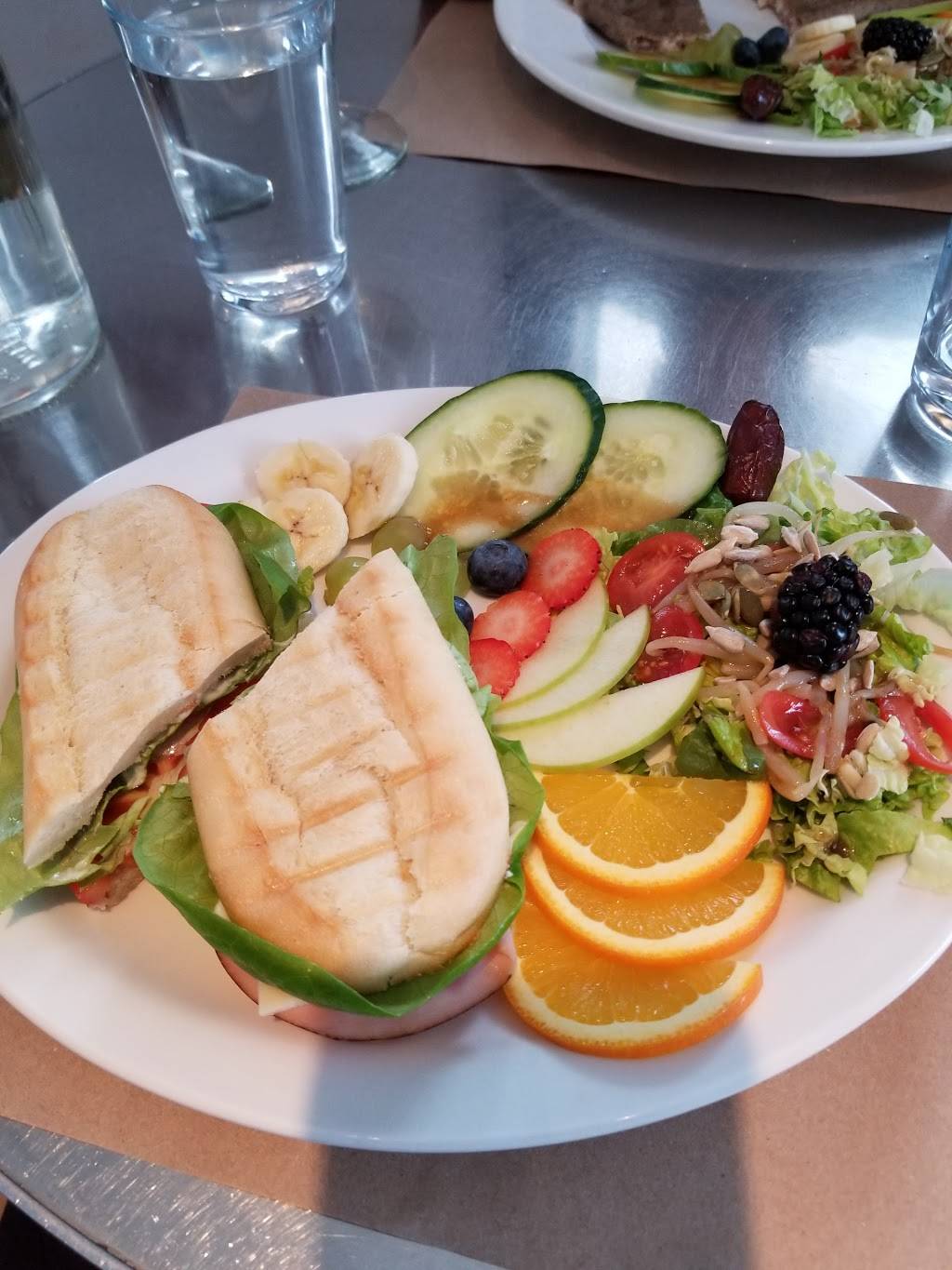 Café Citrus Chez Daniela | restaurant | 99 Rue Morin, Sainte-Adèle, QC J8B 2P6, Canada | 4502291160 OR +1 450-229-1160