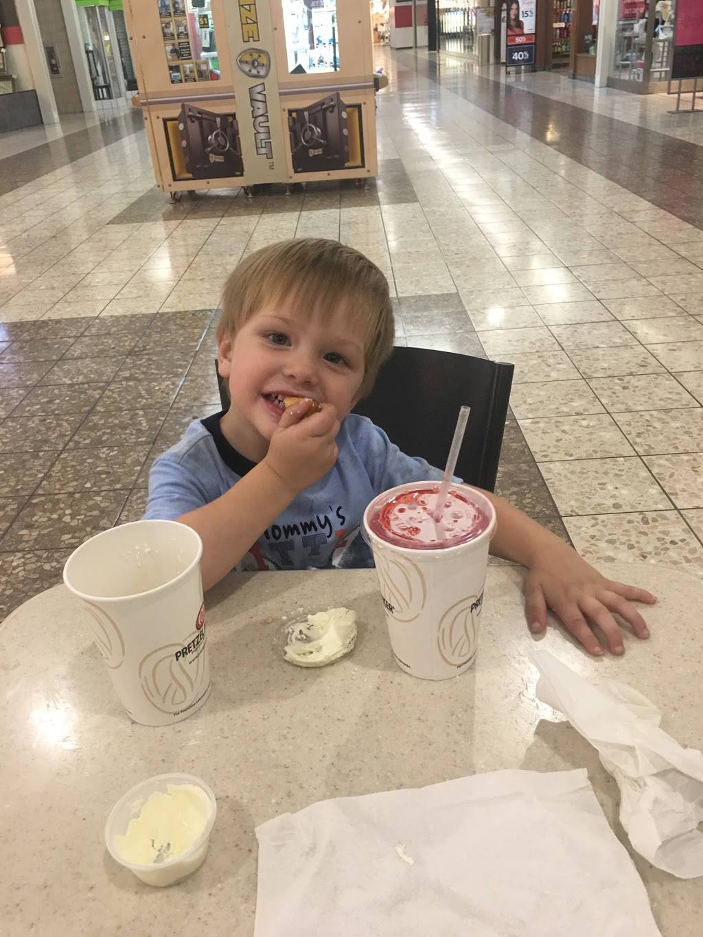 Pretzelmaker | restaurant | 4800 Golf Rd, Eau Claire, WI 54701, USA | 7158311308 OR +1 715-831-1308