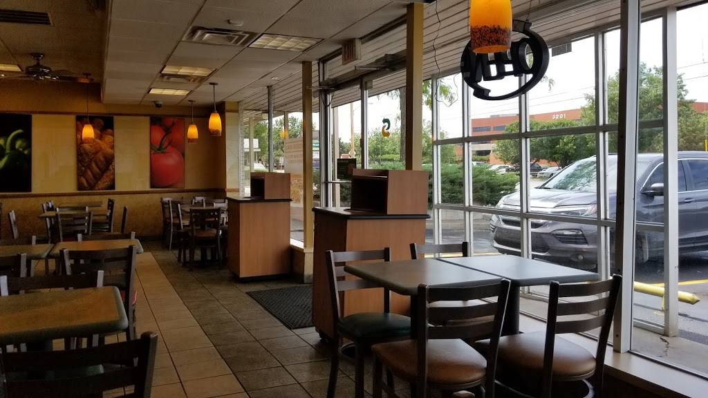 Subway | restaurant | 2706 W Gore Blvd, Lawton, OK 73505, USA | 5803531175 OR +1 580-353-1175