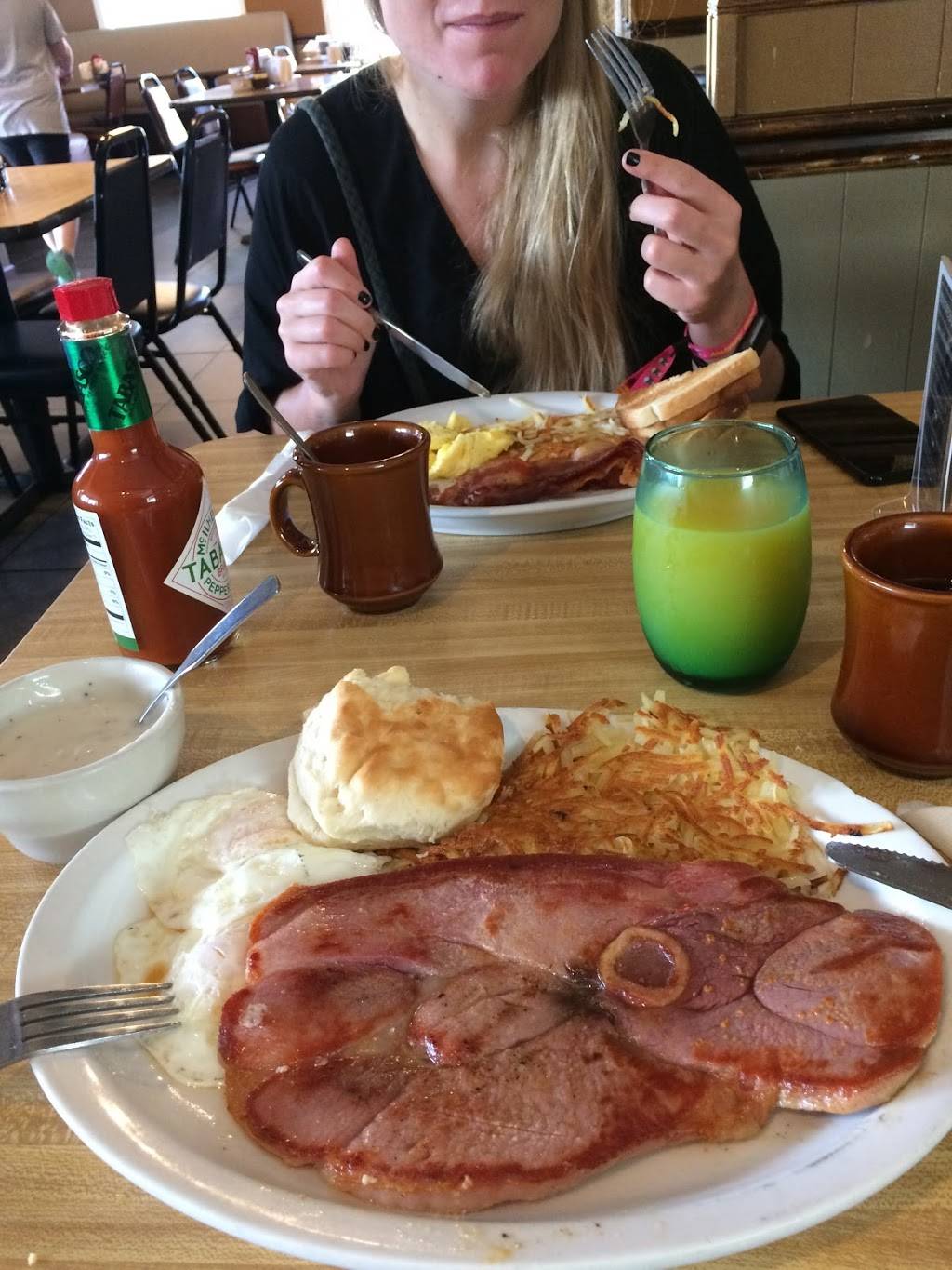 Waynes Grill | restaurant | 1033 E Main St, Livingston, TN 38570, USA | 9318234964 OR +1 931-823-4964