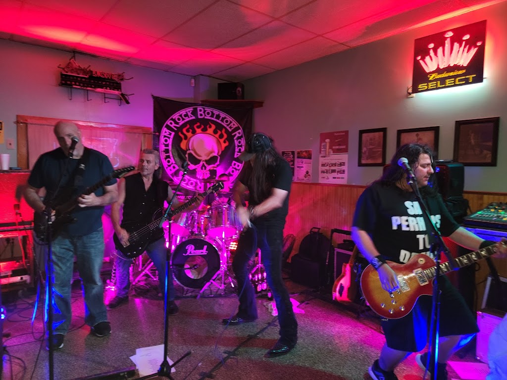 Mikes Ten-Pin Lounge | restaurant | 18 E Broadway, Alton, IL 62002, USA | 6184656565 OR +1 618-465-6565