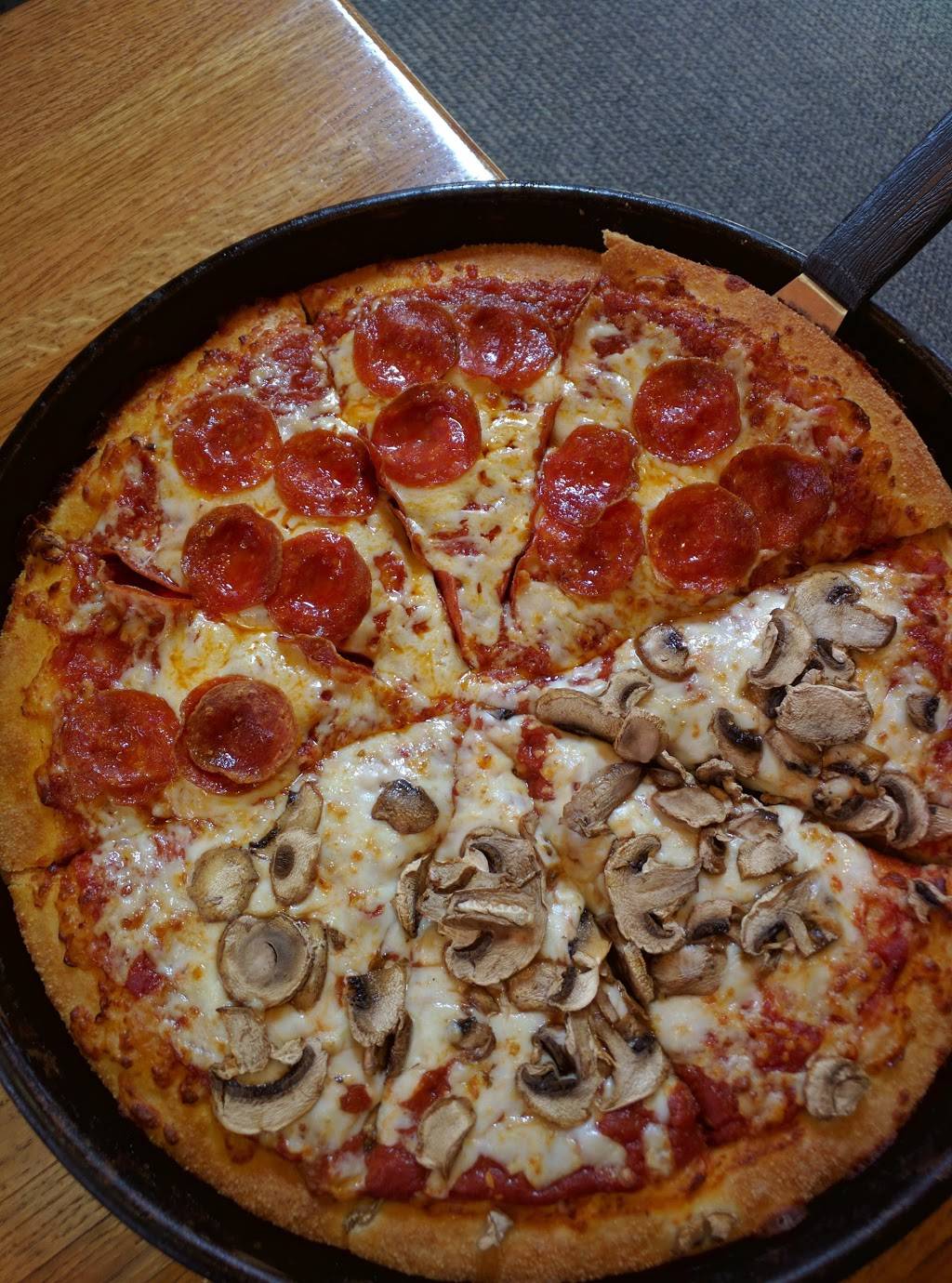 Pizza Hut | restaurant | 2300 Cooper Foster Park Rd, Lorain, OH 44053, USA | 4402829338 OR +1 440-282-9338