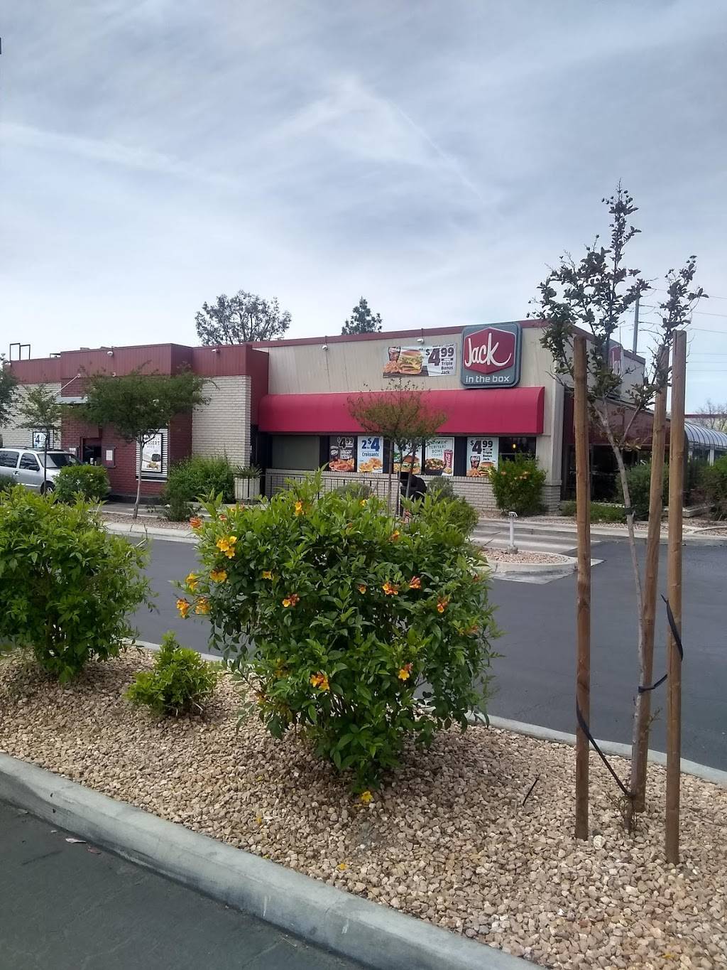 Jack in the Box | restaurant | 3111 W Florida Ave, Hemet, CA 92545, USA | 9517668890 OR +1 951-766-8890
