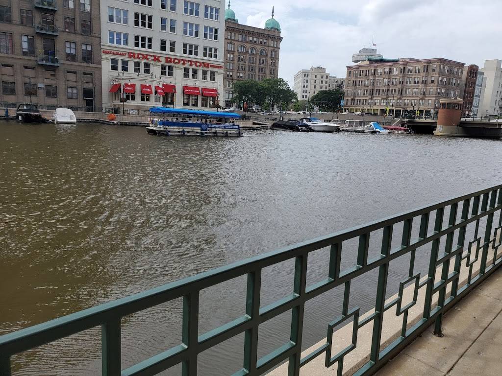 Milwaukee Waterfront Deli | restaurant | 761 N Water St, Milwaukee, WI 53202, USA | 4142209300 OR +1 414-220-9300