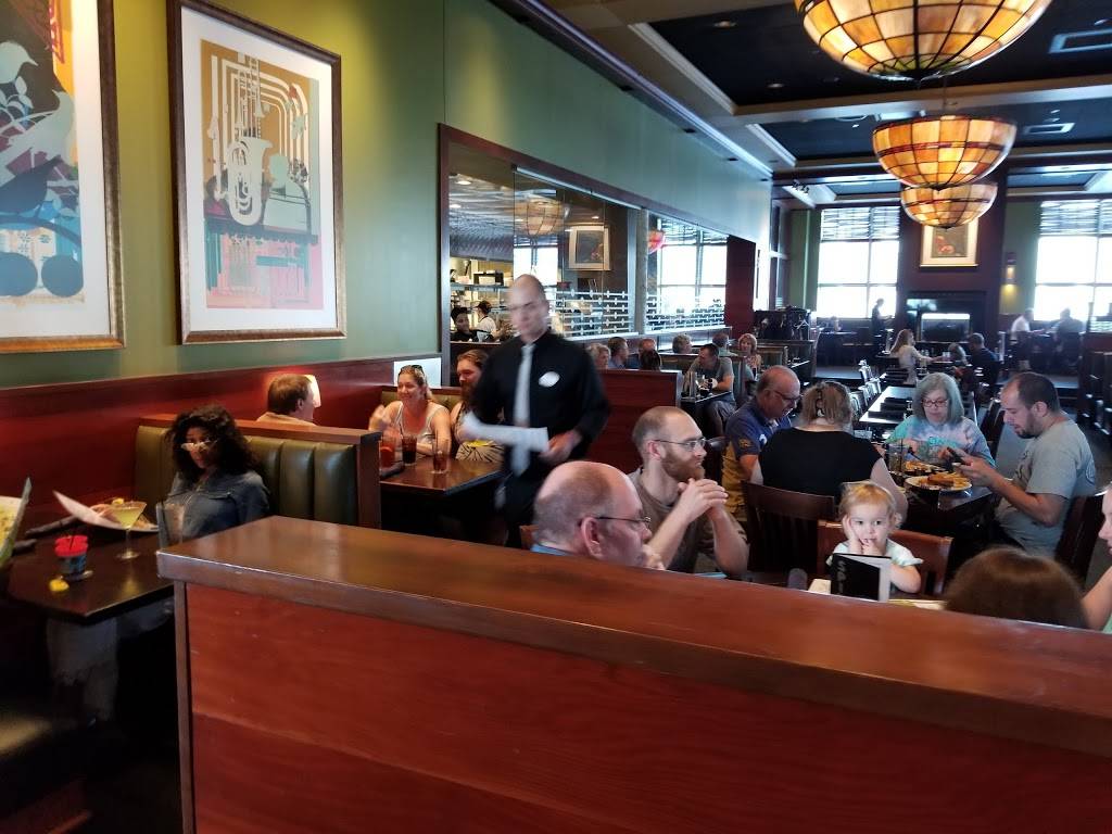 Houlihans | restaurant | 27 W Chocolate Ave, Hershey, PA 17033, USA | 7175343110 OR +1 717-534-3110