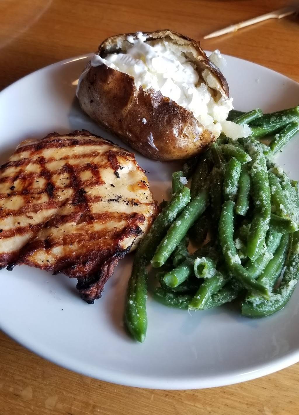 Applebees Grill + Bar | restaurant | 12 Colonnade Way, State College, PA 16803, USA | 8142353890 OR +1 814-235-3890