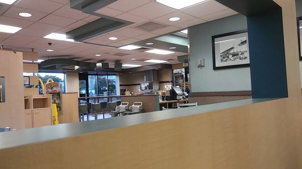 McDonalds | meal takeaway | 14923 Hwy 99, Lynnwood, WA 98037, USA | 4257433560 OR +1 425-743-3560