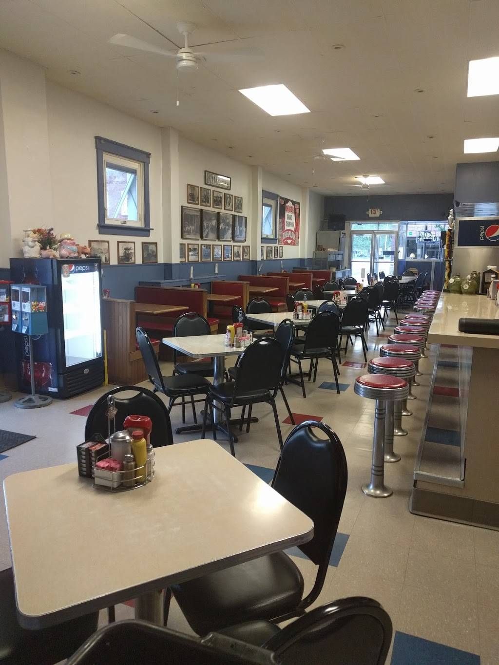 Fostoria Dells | restaurant | 224 S Main St, Fostoria, OH 44830, USA | 4194359947 OR +1 419-435-9947