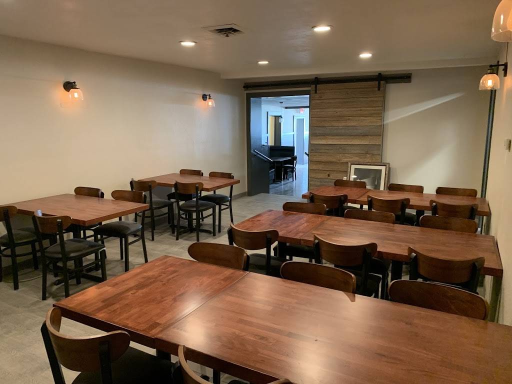 North Shore Chophouse | restaurant | 1835 N Shore Rd, Fort Atkinson, WI 53538, USA | 9205632083 OR +1 920-563-2083