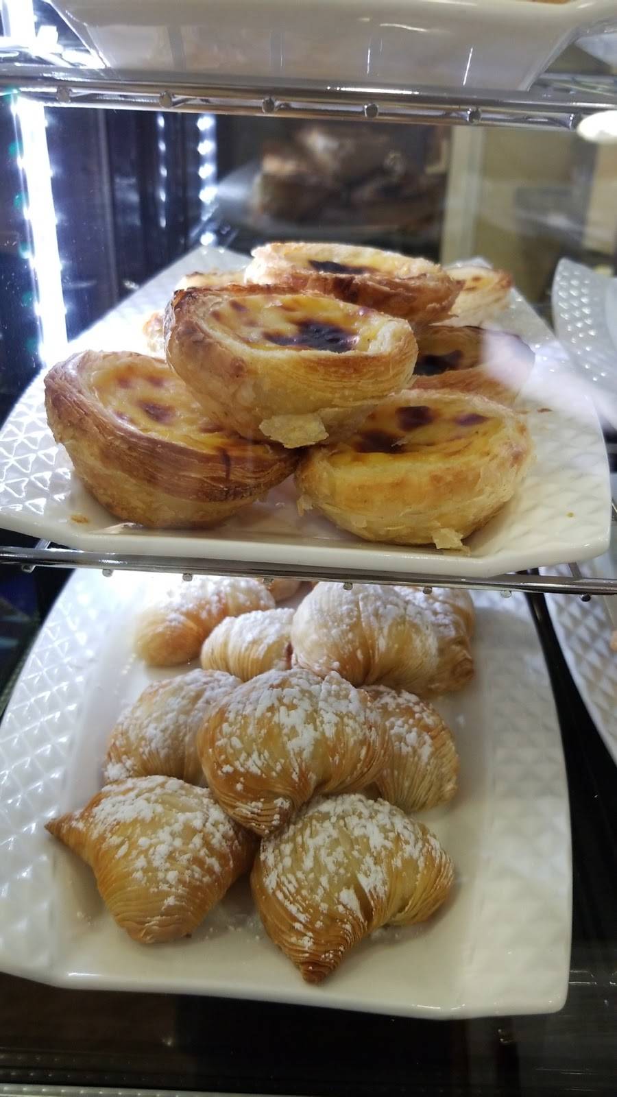 Casa Mia | restaurant | 1985 Queen St E, Toronto, ON M4L 1J1, Canada | 6473491340 OR +1 647-349-1340