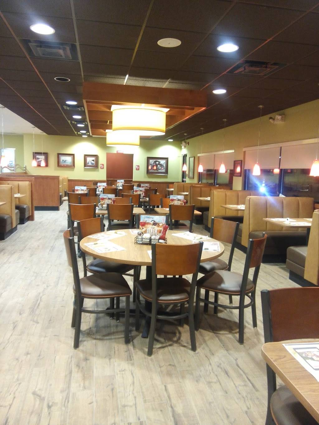 Hardees | restaurant | 800 Woods Rd, Cambridge, MD 21613, USA | 4102284080 OR +1 410-228-4080