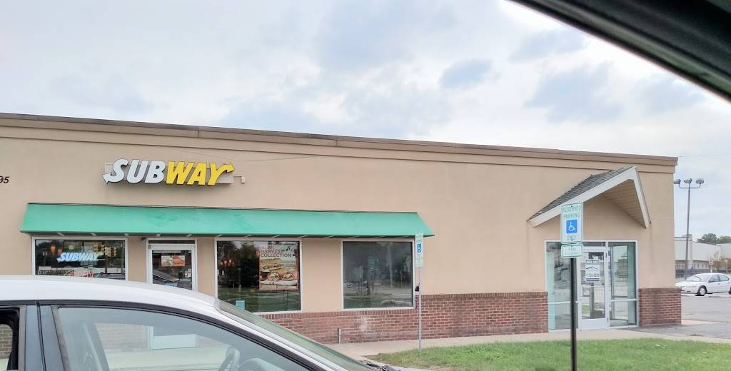 Subway | restaurant | 27695 Grand River Ave, Livonia, MI 48152, USA | 3135921021 OR +1 313-592-1021
