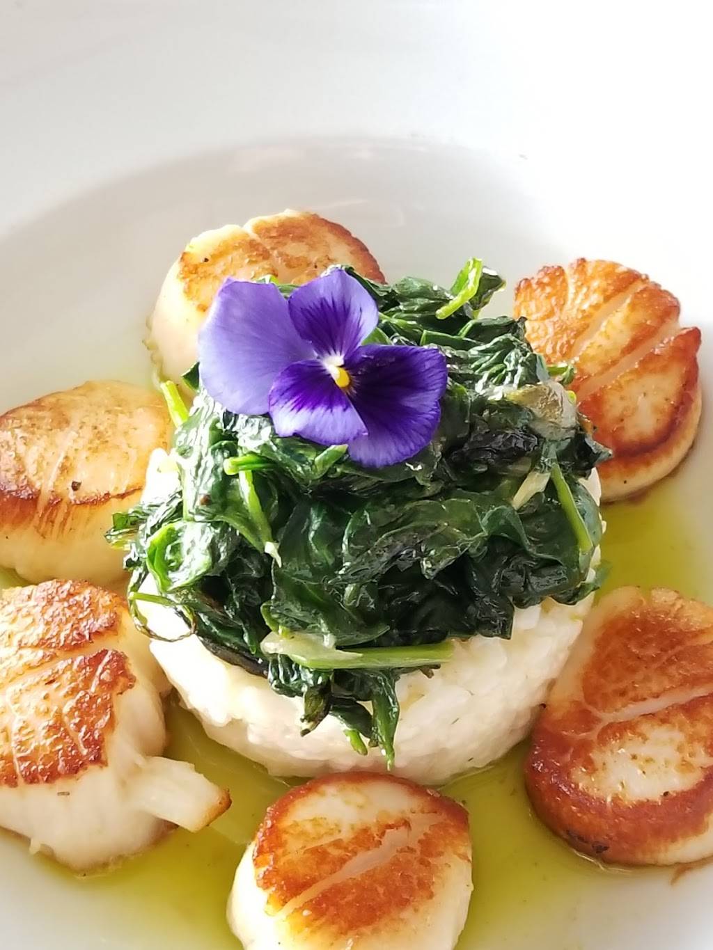 Flying Bridge Restaurant | restaurant | 220 Scranton Ave, Falmouth, MA 02540, USA | 5085482700 OR +1 508-548-2700