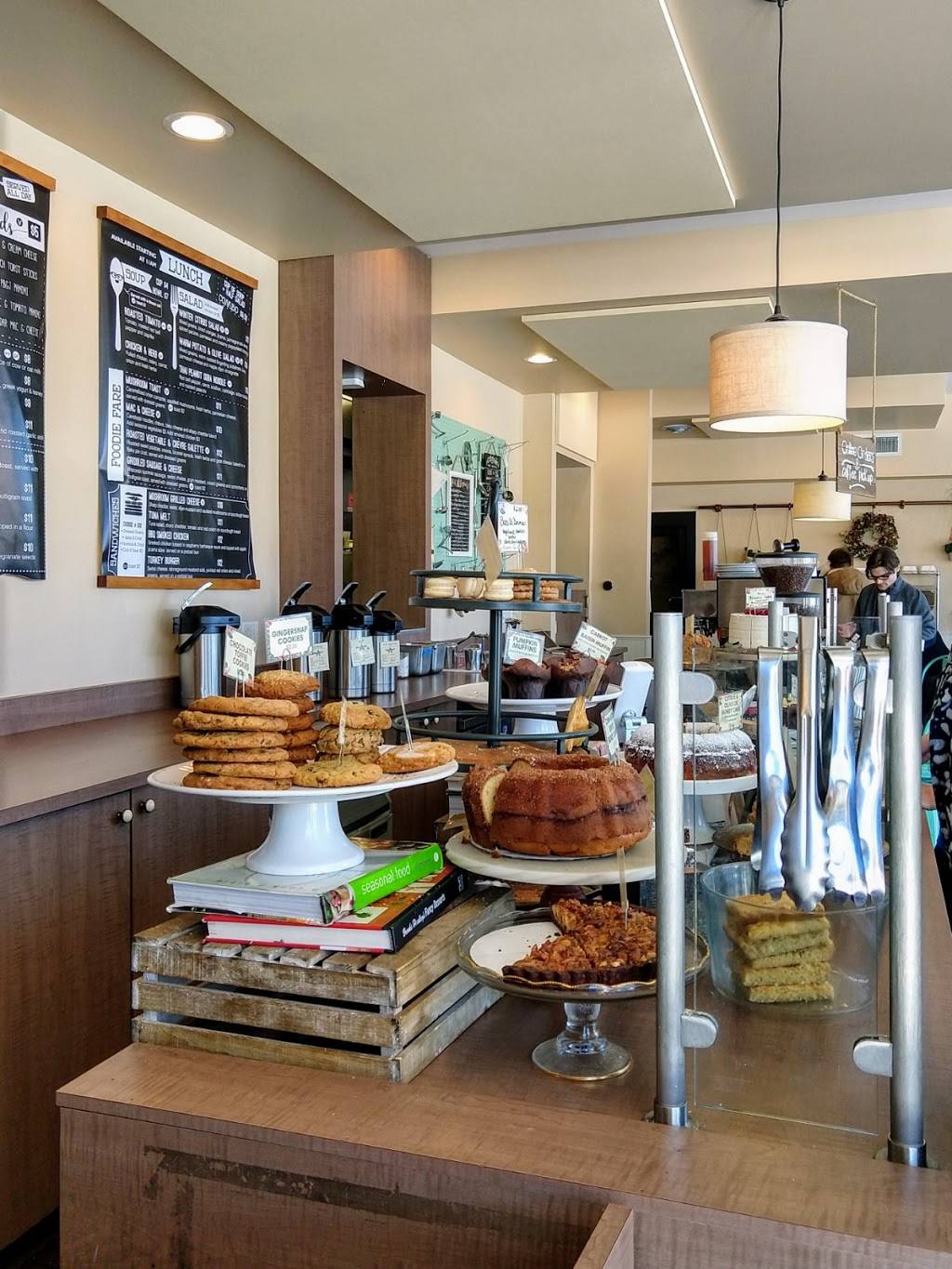 Miss Mollys Cafe & Pastry Shop | cafe | 9201 W Center St, Milwaukee, WI 53222, USA | 4142495665 OR +1 414-249-5665