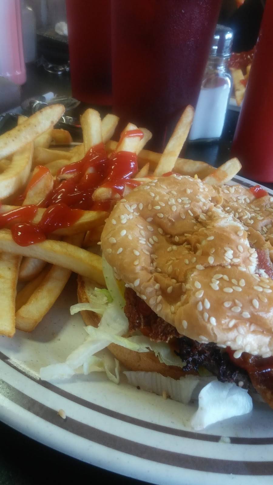 Omega Grill | restaurant | 18130 Fenkell Ave, Detroit, MI 48223, USA | 3138355000 OR +1 313-835-5000