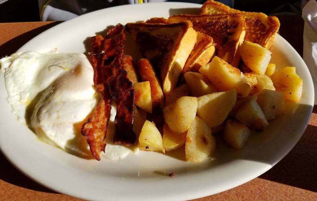 Hurricanes Cafe & Deli | cafe | 682 US-202, Greene, ME 04236, USA | 2079463354 OR +1 207-946-3354