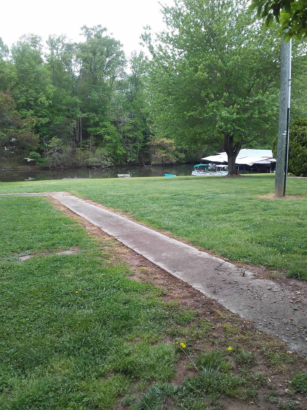 Lumpkins Marina Snack Bar And Grill | restaurant | 19 Lumpkin Dr, Penhook, VA 24137, USA | 4349274327 OR +1 434-927-4327