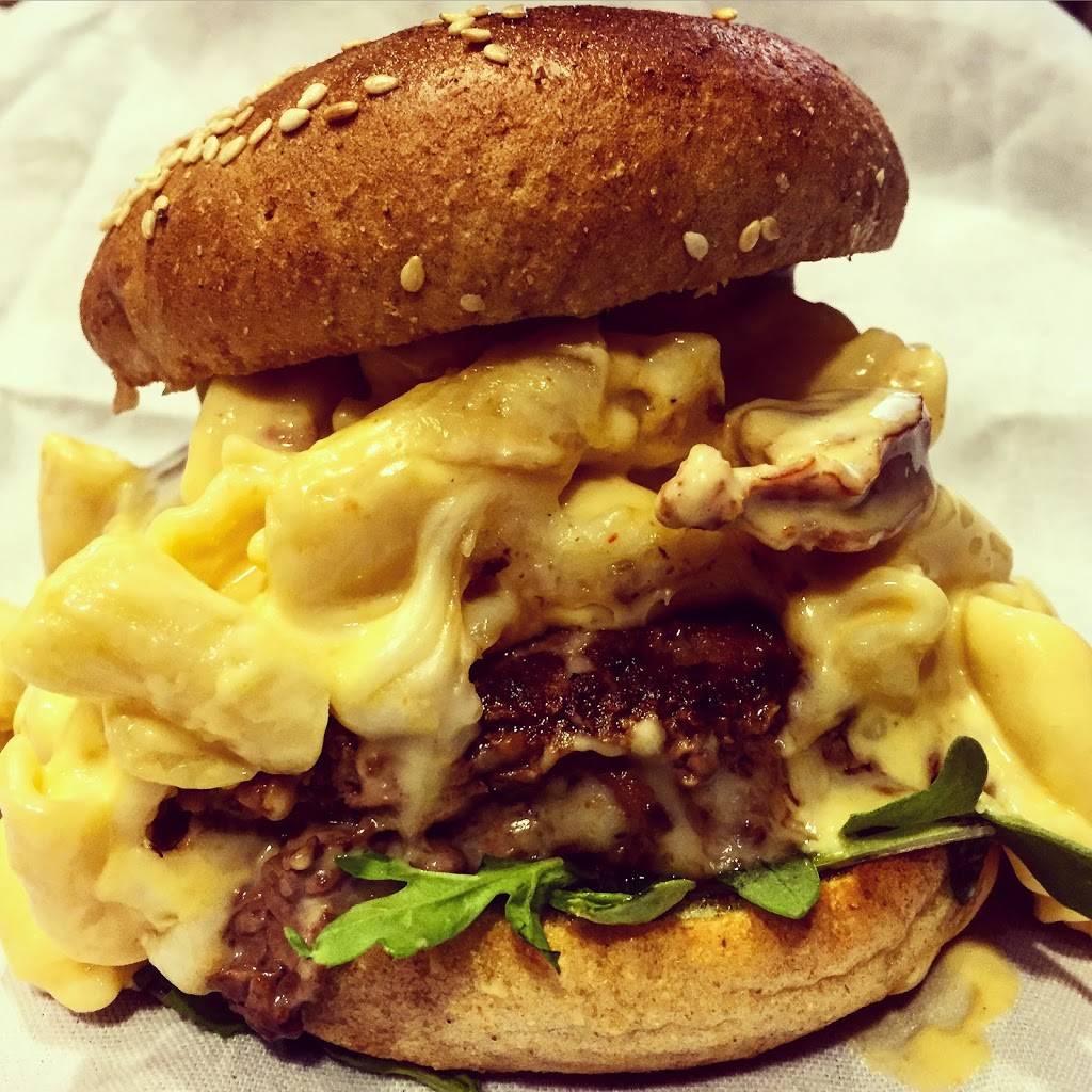 Plumbys Upstairs Burger Bar | restaurant | 140 Thames St, Newport, RI 02840, USA | 4018496334 OR +1 401-849-6334