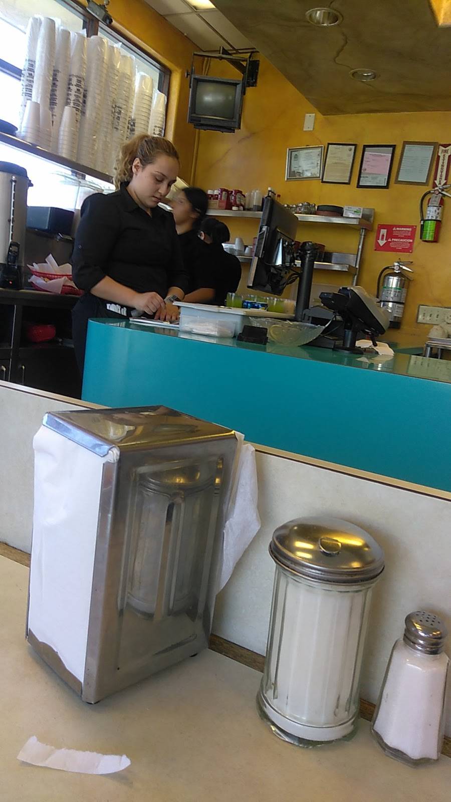 La Barca Jal Restaurantes | restaurant | 7064 Santa Fe Ave, Huntington Park, CA 90255, USA | 3235829982 OR +1 323-582-9982