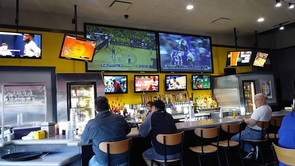 Buffalo Wild Wings | restaurant | 3158 SE Military Dr, San Antonio, TX 78223, USA | 2106489464 OR +1 210-648-9464