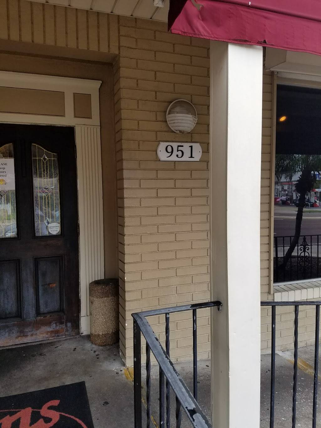 Kissin Cuzzins | restaurant | 951 34th St N, St. Petersburg, FL 33713, USA | 7273233915 OR +1 727-323-3915