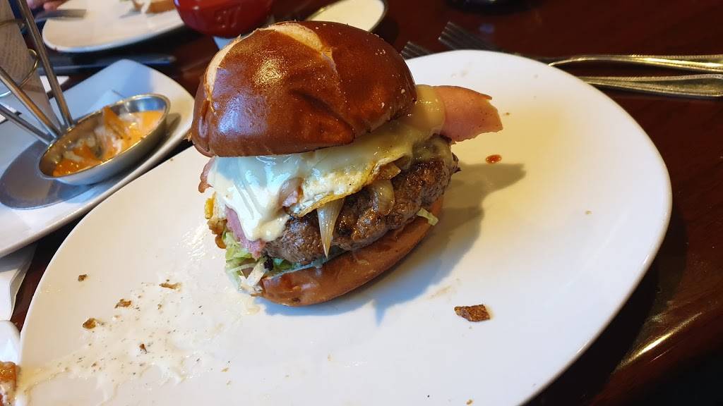 The Hill Bar & Grill | restaurant | 4800 E Douglas Ave, Wichita, KS 67208, USA | 3162011190 OR +1 316-201-1190