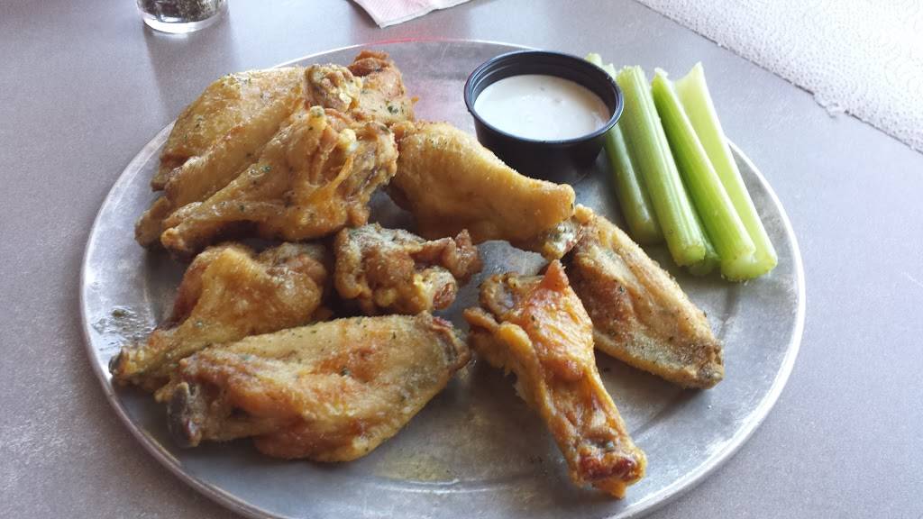 Pluckers Wing Bar | restaurant | 4000 Bagpiper Way Ste 140, Arlington, TX 76018, USA | 8177842473 OR +1 817-784-2473