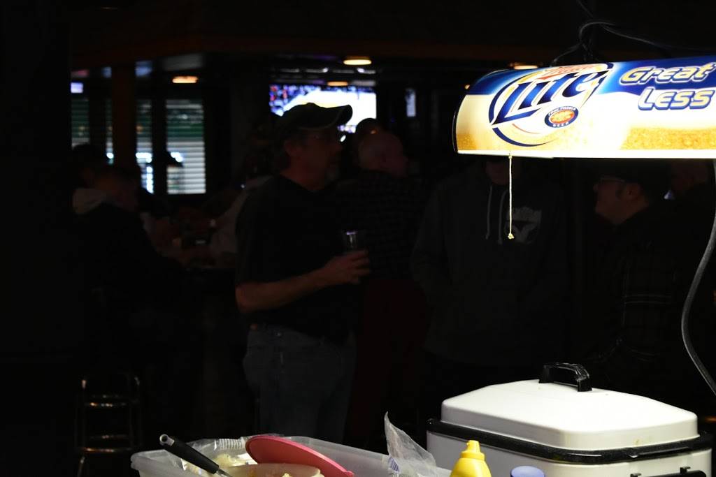 Golden Lion Sports Bar | restaurant | 1709 Rawson Ave, South Milwaukee, WI 53172, USA | 4147641510 OR +1 414-764-1510