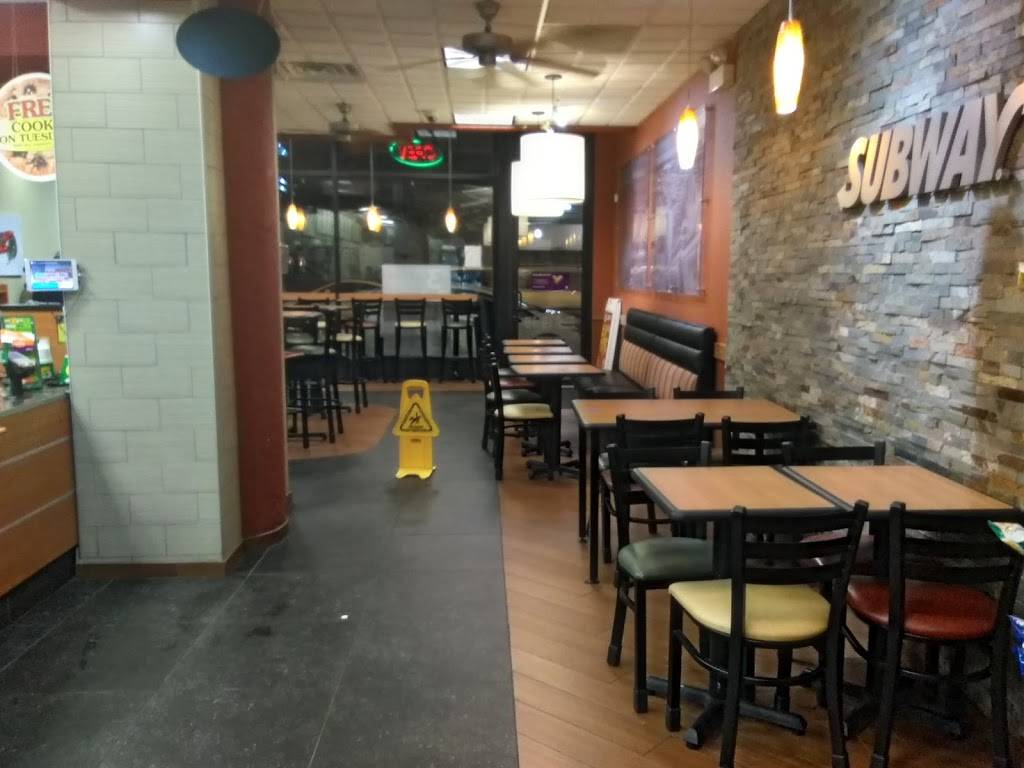 Subway Restaurants | restaurant | 2421 N Clark St, Chicago, IL 60614, USA | 7733607262 OR +1 773-360-7262