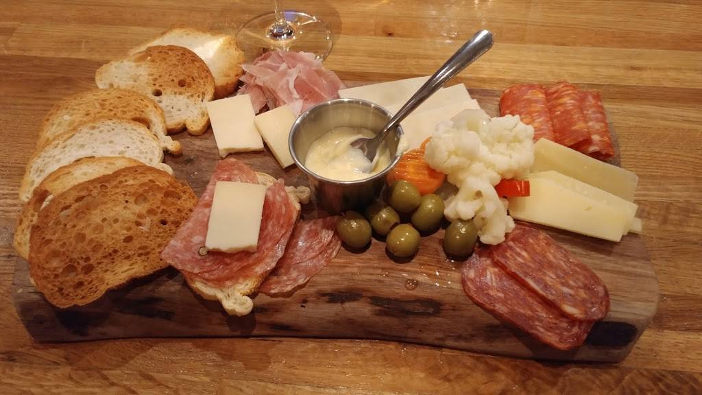 The Thirsty Butler | restaurant | 1585 Wyandotte St E, Windsor, ON N9A 3L3, Canada | 5199152216 OR +1 519-915-2216