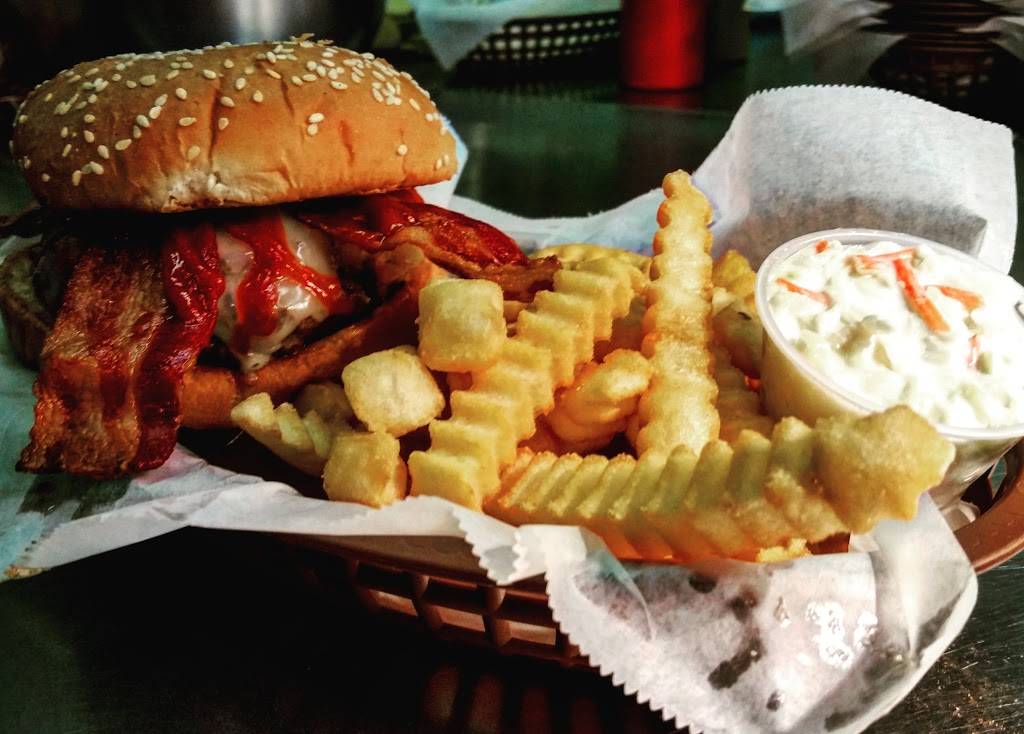 Hafners Tavern & Liquor Store | restaurant | 2805 Avenue of the Cities, Moline, IL 61265, USA | 3097628451 OR +1 309-762-8451