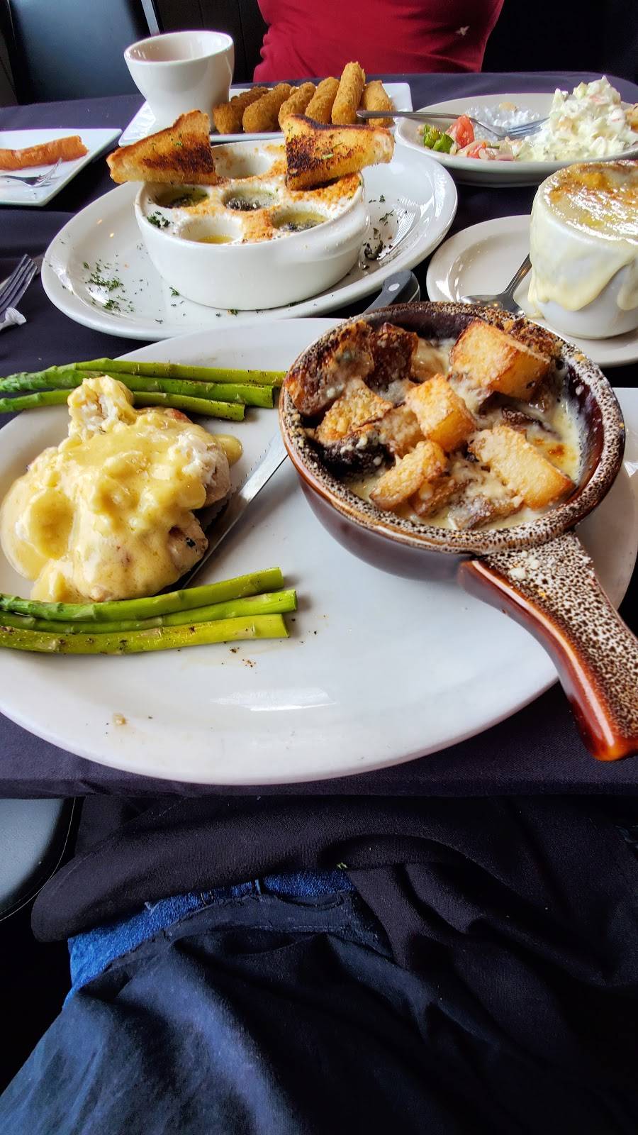 Bud’s Skyline River View | restaurant | 1201 E River Dr, Davenport, IA 52803, USA | 5633235987 OR +1 563-323-5987