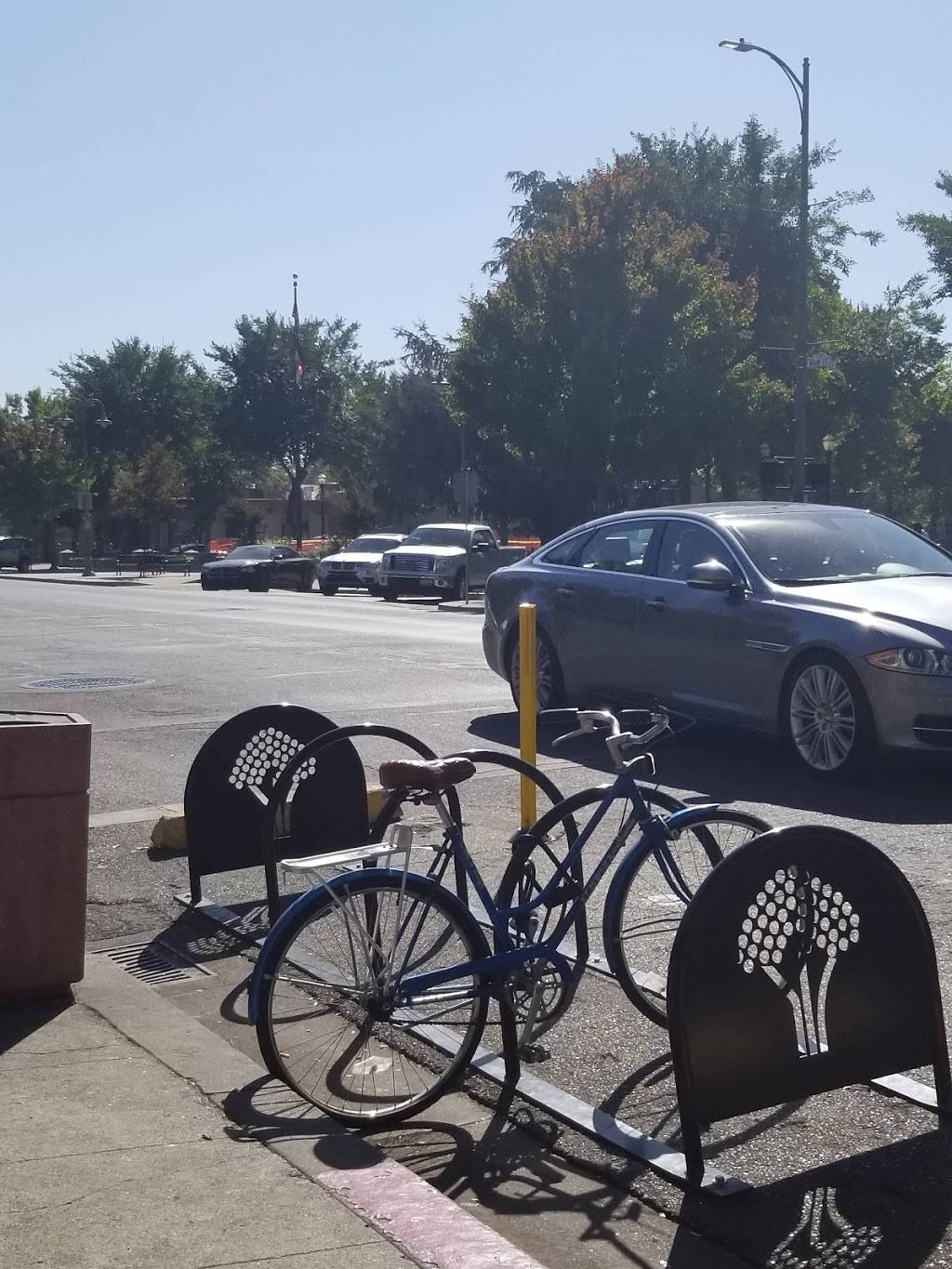 Broadway Market & Deli | restaurant | 5318, 128 Broadway St, Chico, CA 95928, USA | 5308998368 OR +1 530-899-8368