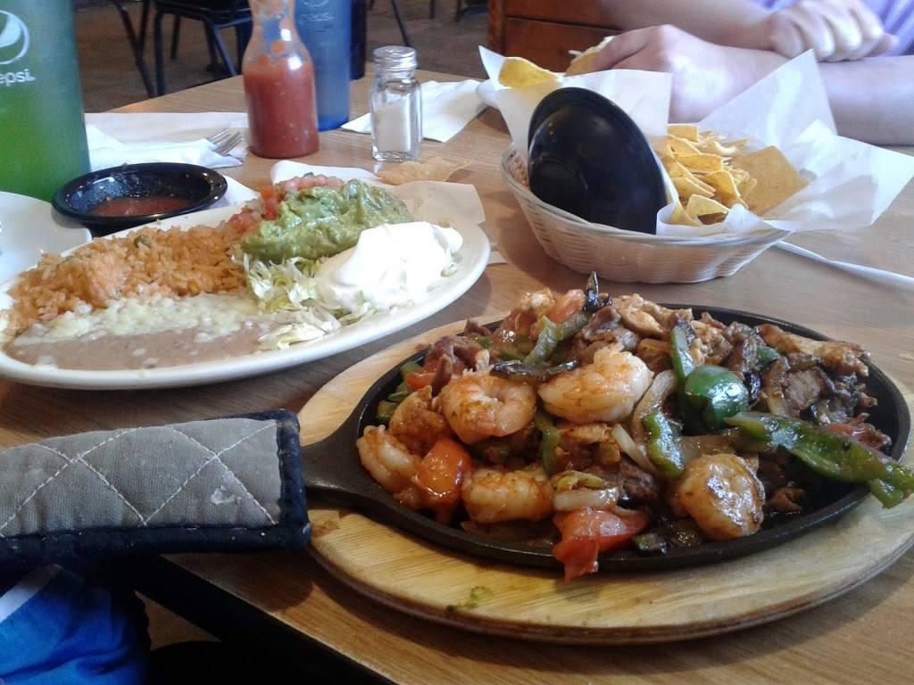 Los Tres Amigos | restaurant | 1822 Vaughn Rd, Wood River, IL 62095, USA | 6182599730 OR +1 618-259-9730