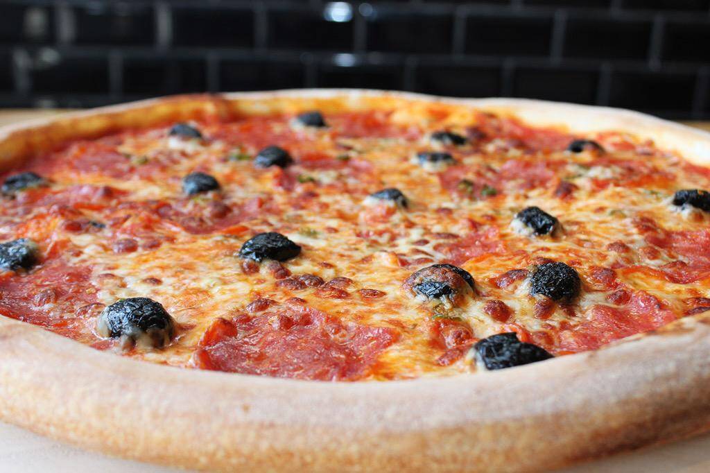 FBI Pizza | restaurant | 2336 Lake Shore Blvd W, Etobicoke, ON M8V 1B6, Canada | 4162510101 OR +1 416-251-0101