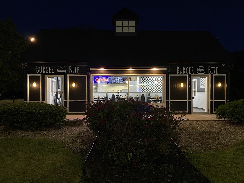 Burger Bite | restaurant | 3901 W Touhy Ave, Lincolnwood, IL 60712, USA | 2244706950 OR +1 224-470-6950