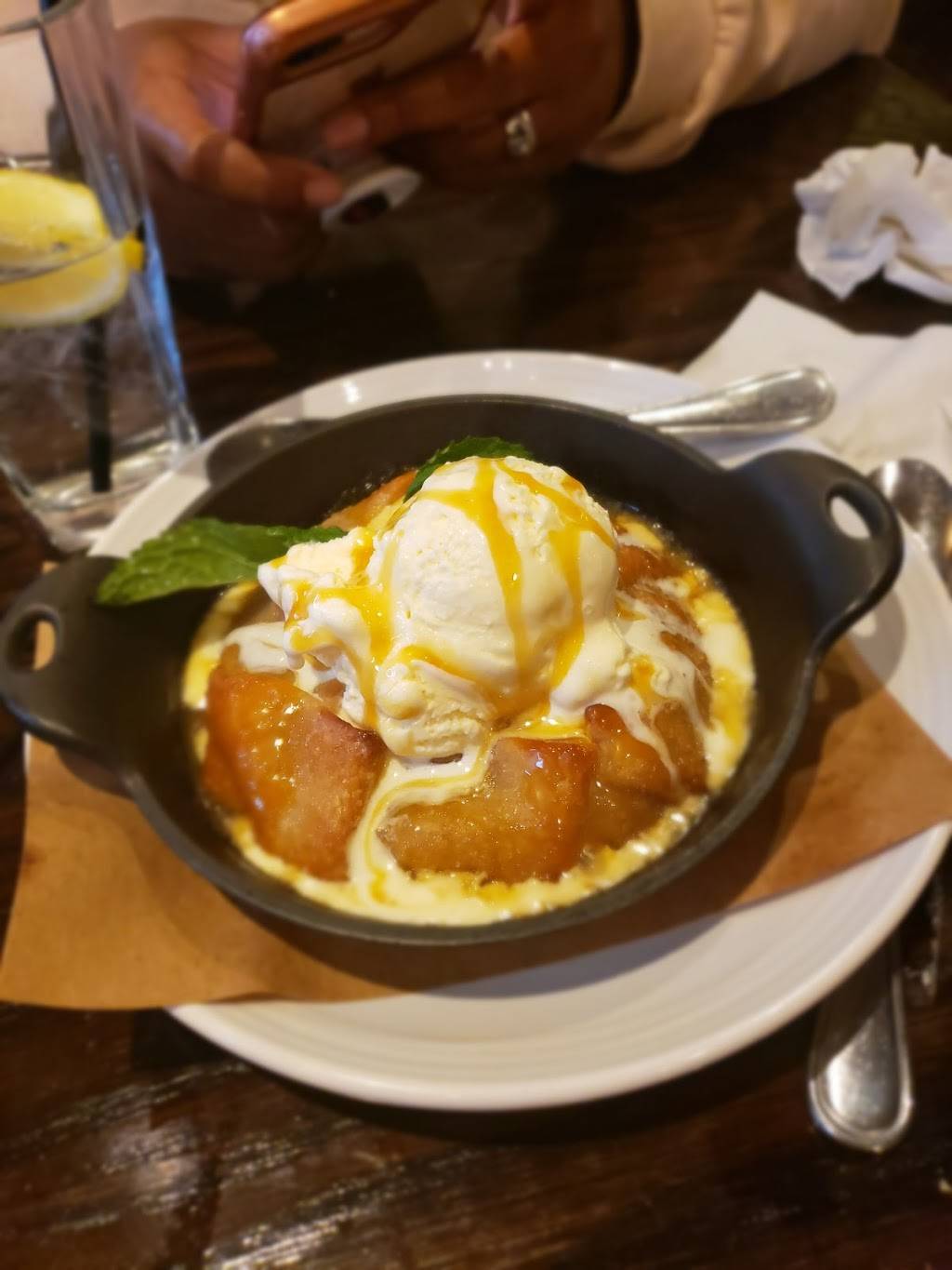 Carrabbas Italian Grill | restaurant | 1951 Carl D. Silver Parkway, Fredericksburg, VA 22401, USA | 5405481122 OR +1 540-548-1122