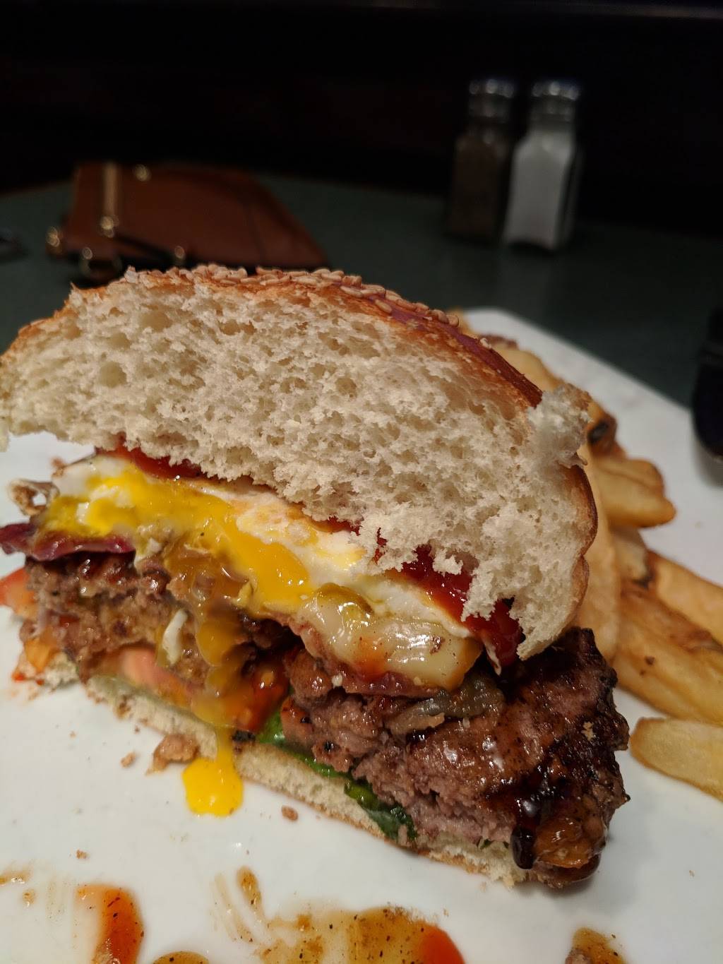 The Greene Turtle Sports Bar & Grille | restaurant | 250 S Main St Suite 101, Newark, DE 19711, USA | 3024541592 OR +1 302-454-1592