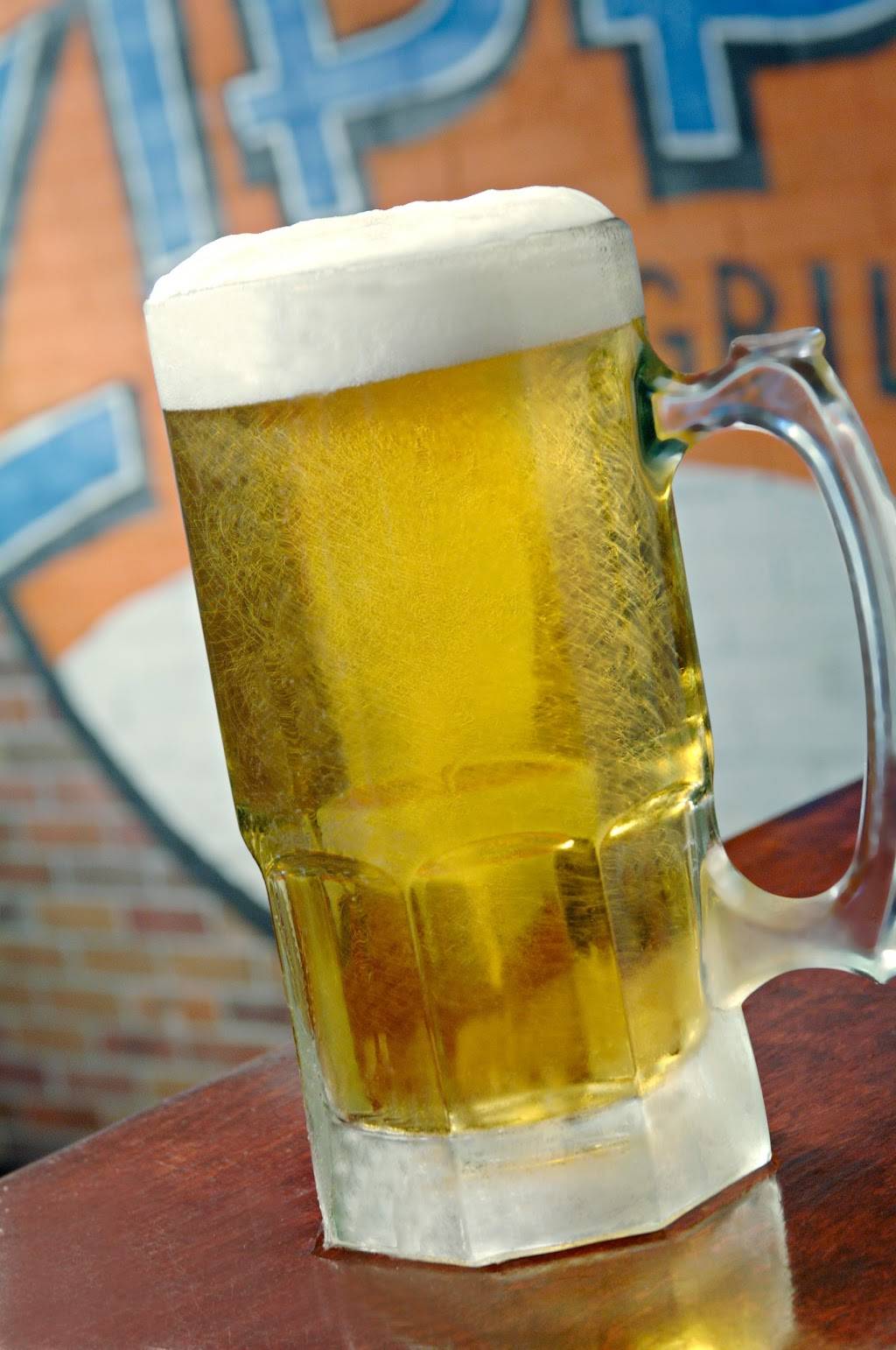 Zipps Sports Grill | restaurant | 7551 E Camelback Rd, Scottsdale, AZ 85251, USA | 4809709507 OR +1 480-970-9507