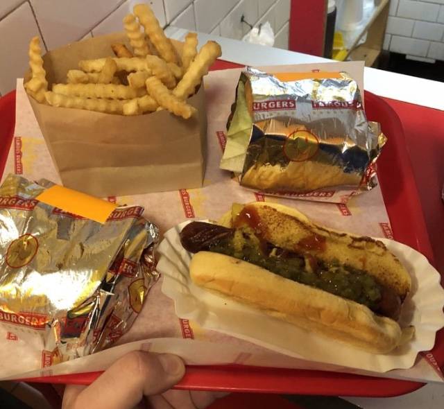 Luckys Famous Burgers | restaurant | 264 W 23rd St, New York, NY 10011, USA | 2122424900 OR +1 212-242-4900