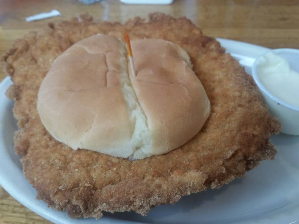 Treeces Restaurant & Lounge | restaurant | 26 W Main St, Rossville, IN 46065, USA | 7653793550 OR +1 765-379-3550