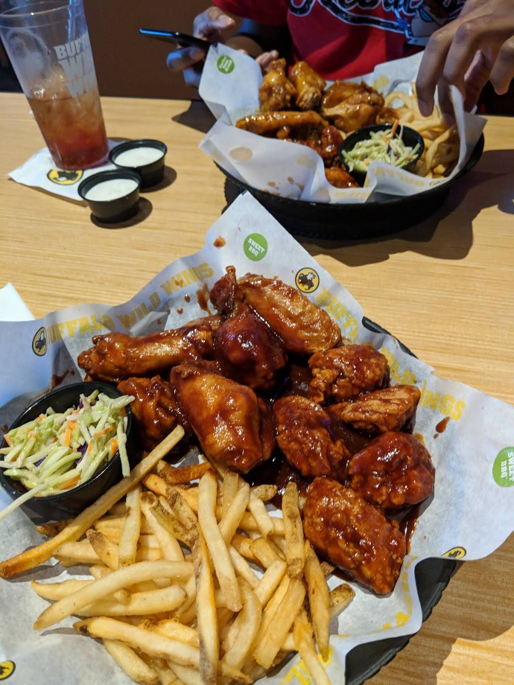 Buffalo Wild Wings | restaurant | 2055 Badlands Dr, Brandon, FL 33511, USA | 8135711045 OR +1 813-571-1045