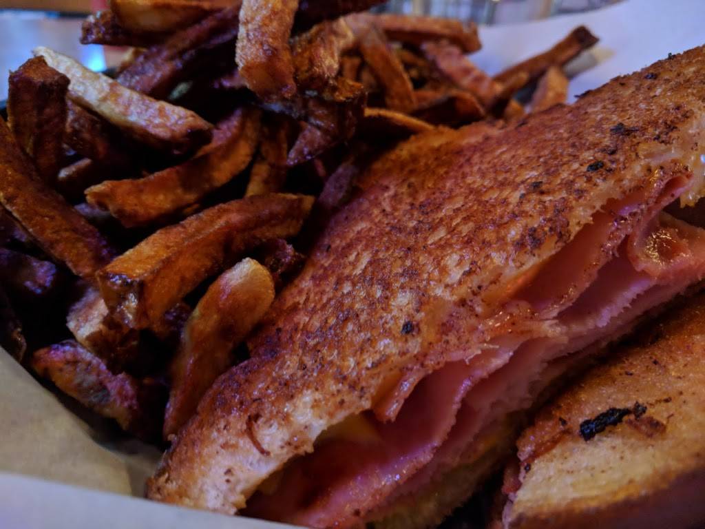 Treus Tic Toc Bar & Grill | restaurant | 1201 W Thomas St, Wausau, WI 54401, USA | 7158482465 OR +1 715-848-2465