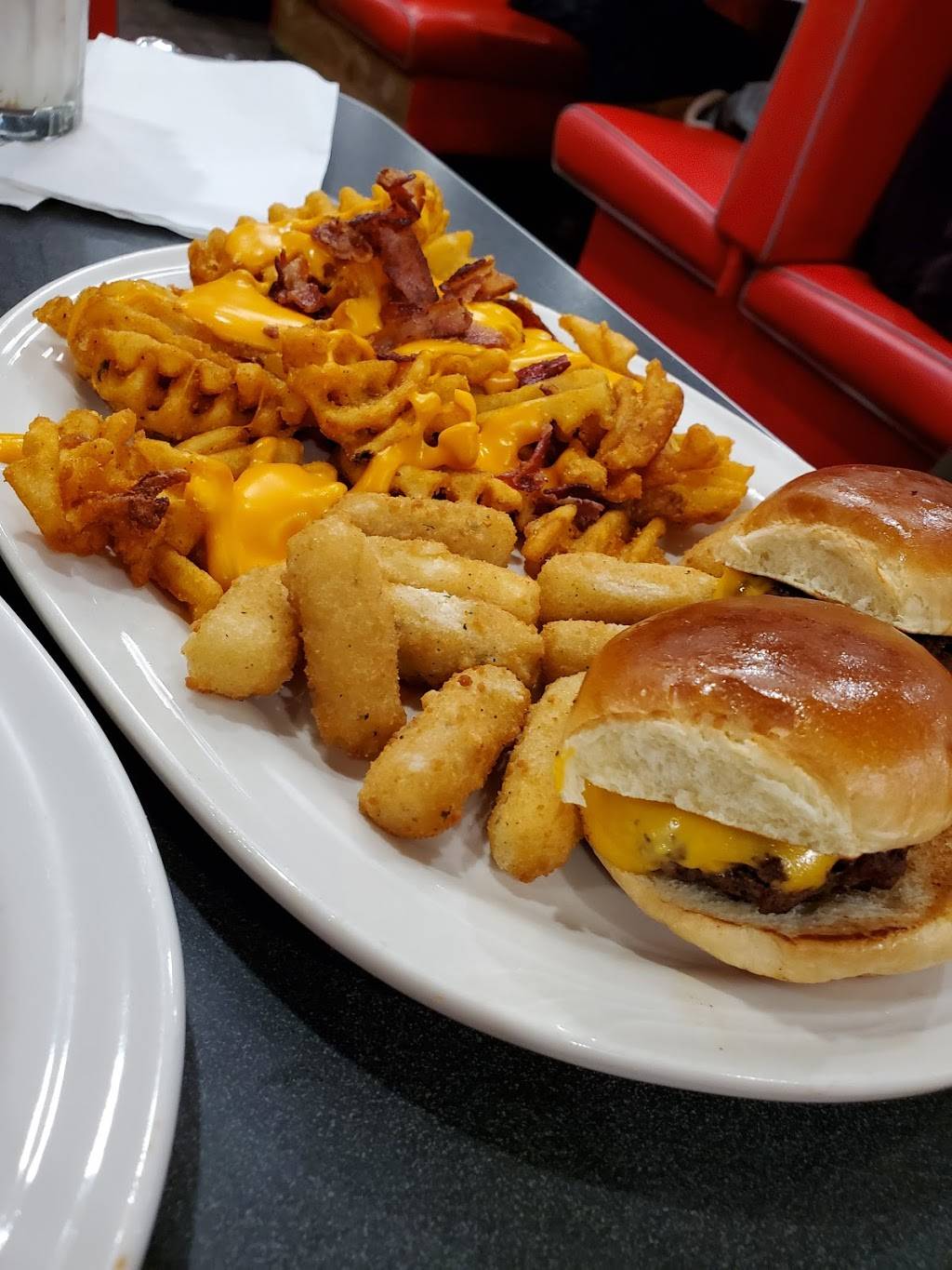 Friendlys | restaurant | 21 Southampton Rd, Westfield, MA 01085, USA | 4135620625 OR +1 413-562-0625