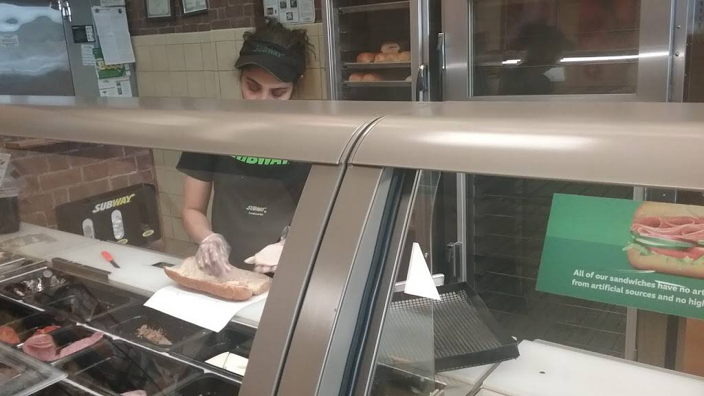 Subway Restaurants | restaurant | 197 Army Trail Rd, Glendale Heights, IL 60139, USA | 6308944567 OR +1 630-894-4567