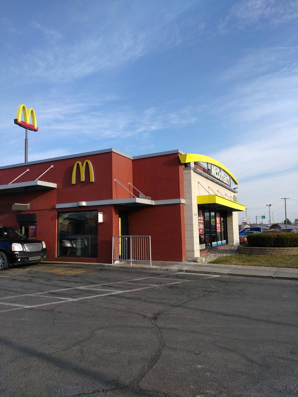 McDonalds | cafe | 49450 Grand River Ave, Wixom, MI 48393, USA | 2483493635 OR +1 248-349-3635