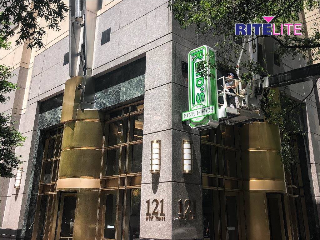 Reids Fine Foods | cafe | 121 W Trade St #150, Charlotte, NC 28202, USA | 7046090844 OR +1 704-609-0844