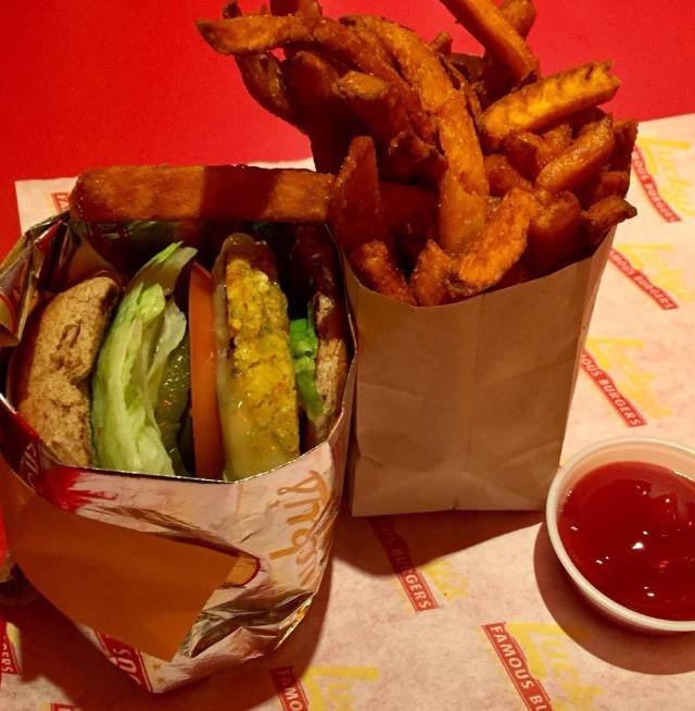 Luckys Famous Burgers | restaurant | 264 W 23rd St, New York, NY 10011, USA | 2122424900 OR +1 212-242-4900