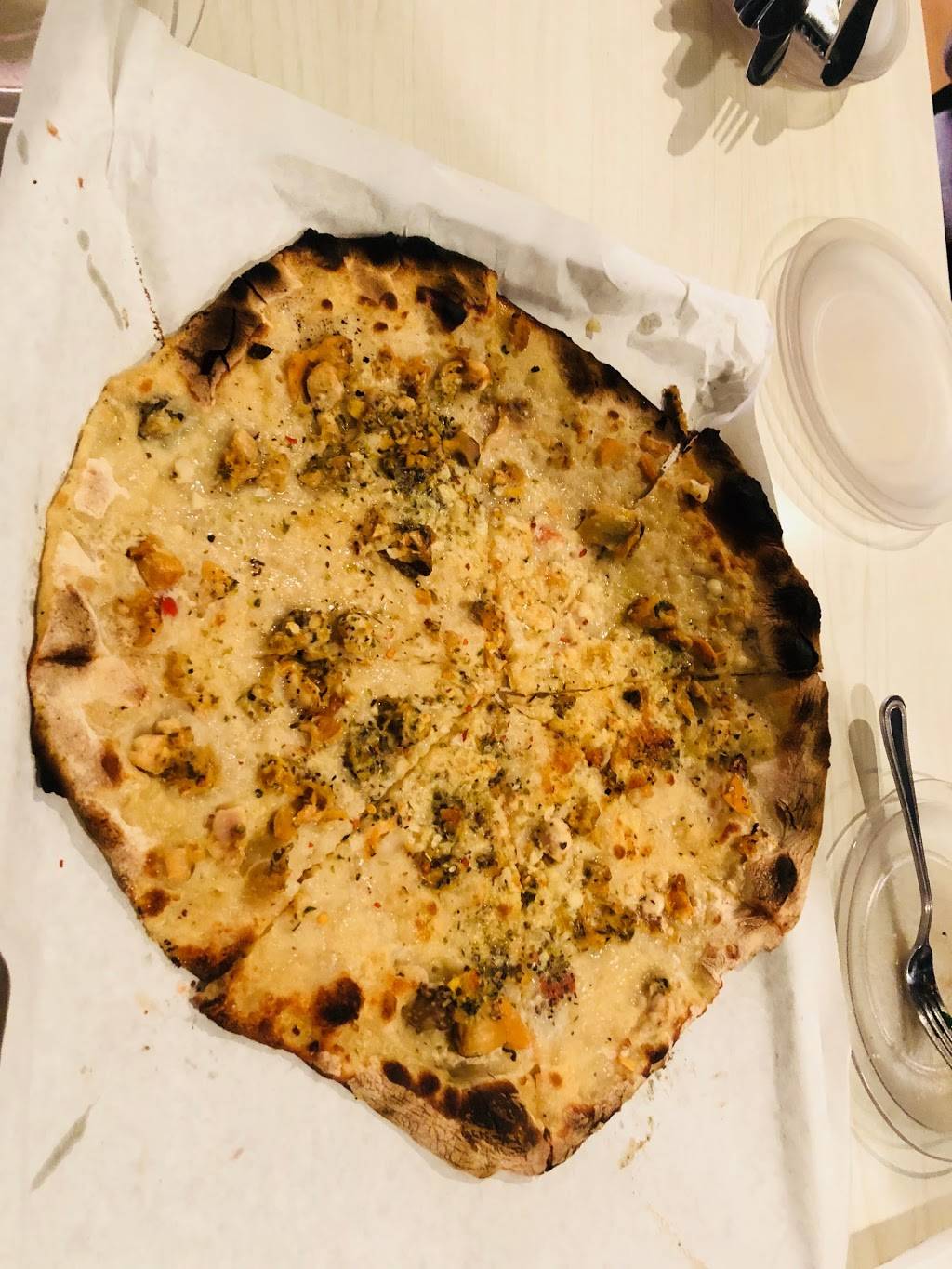 Frank Pepe Pizzeria Napoletana | restaurant | 59 Federal Rd, Danbury, CT 06810, USA | 2037907373 OR +1 203-790-7373